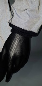 Chaq reflectiva negra detalle puño con flash cierre negro